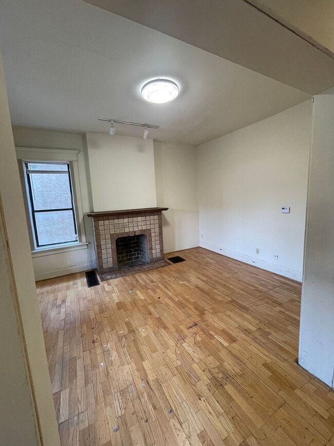 Building Photo - 194 E 14th Ave