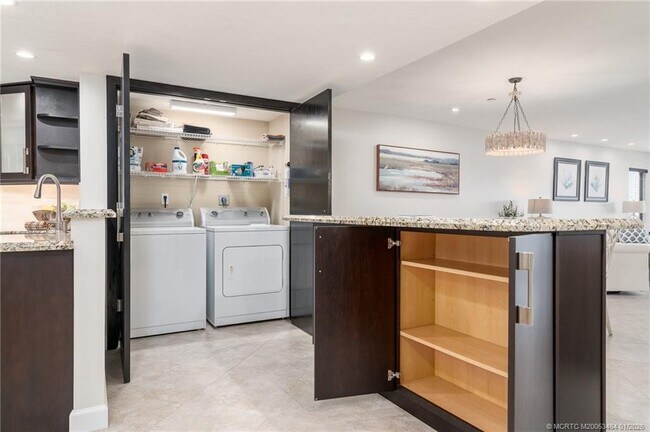 Building Photo - 415 NW North River Dr