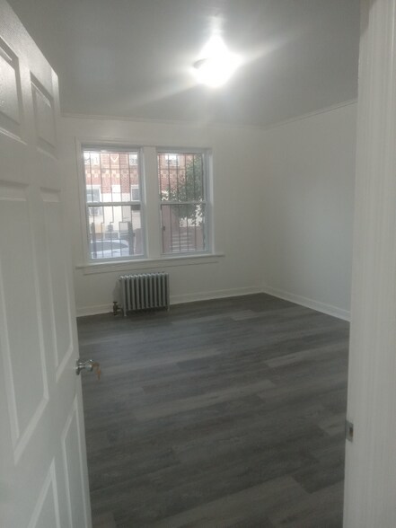 Building Photo - 526 S 14th St