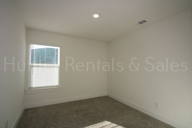 Building Photo - Newer Modern Cove 4 Bedroom