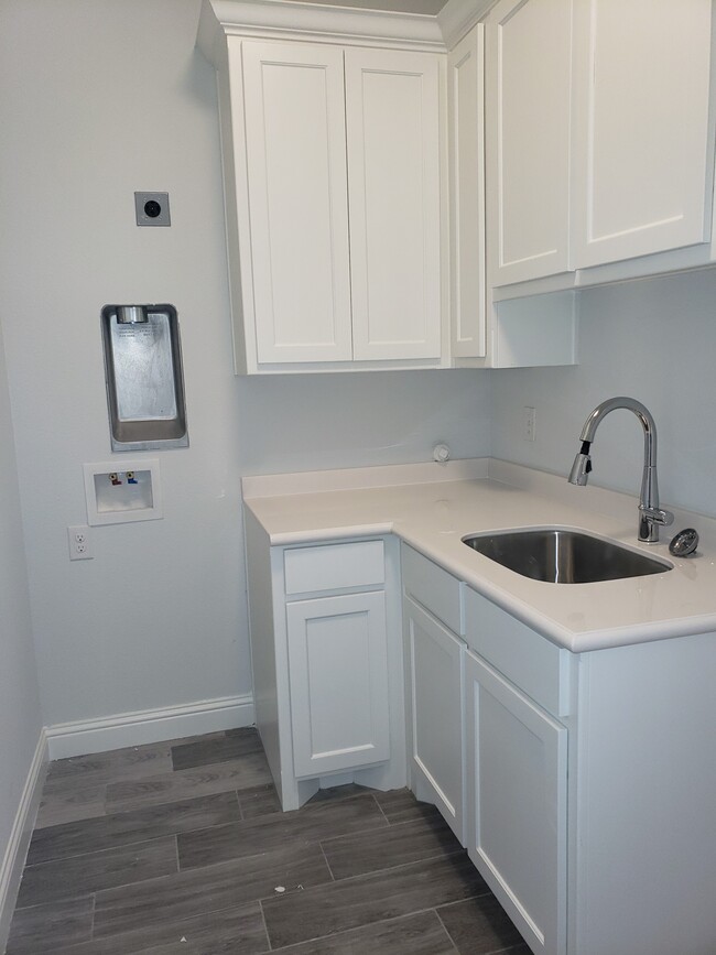 Mudroom with Sink, Washer and Dryer. - 302 S. Benge Street