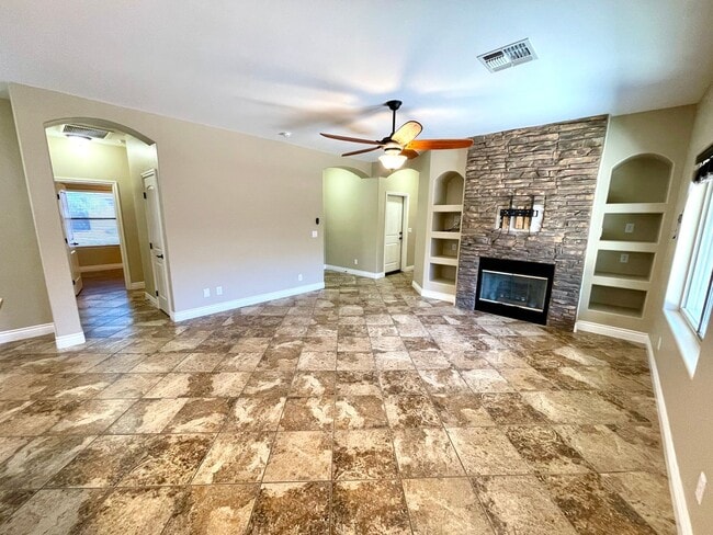 Building Photo - Elegant 3 Bedroom, 2 bathroom Home in Legacy Ranch Neighborhood in Central Kingman!