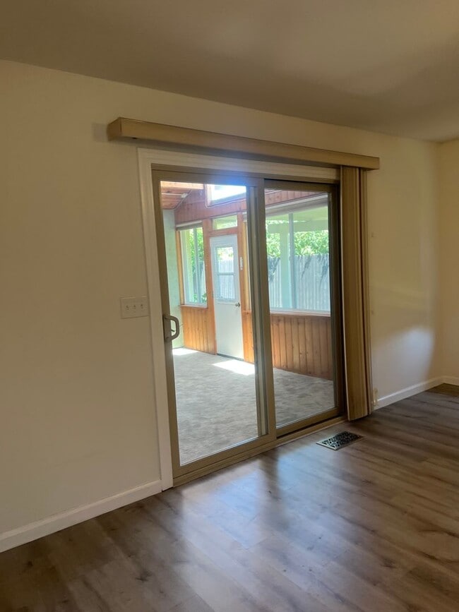 Building Photo - 142 Hillview Dr