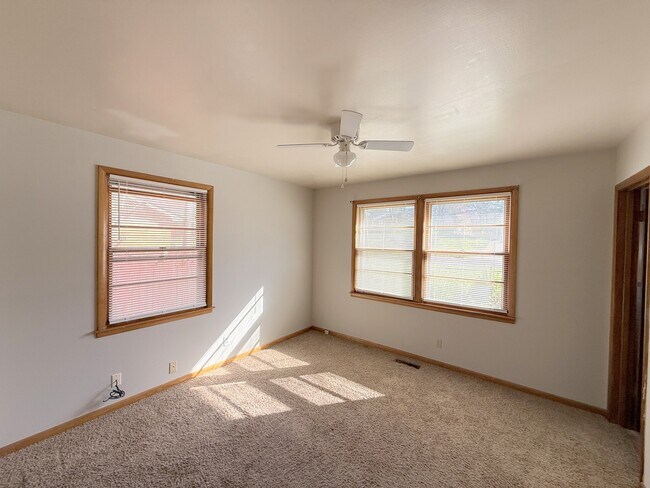 Building Photo - 3811 Lakeview Dr NW