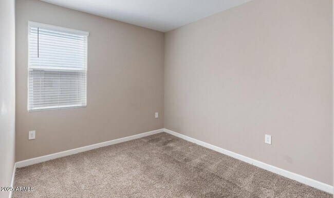 Building Photo - 10622 S 52nd Ln