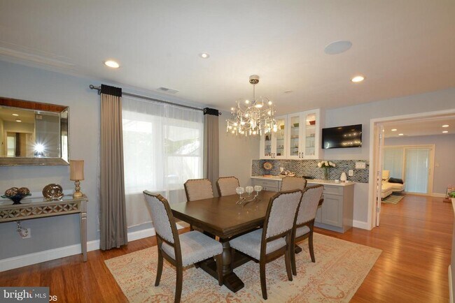 Building Photo - 6317 Everglades Dr