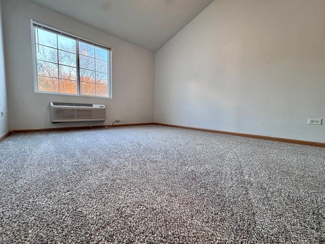 Building Photo - 2427 Silverstone Dr