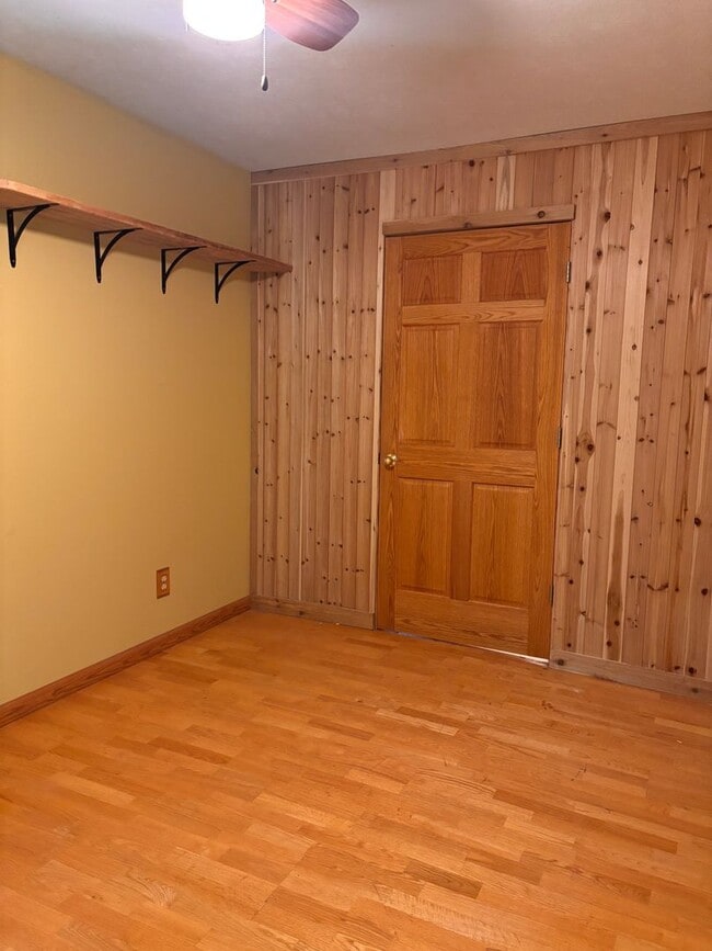 Building Photo - Peaceful Retreat 10 Acres - 20 min to Mqt