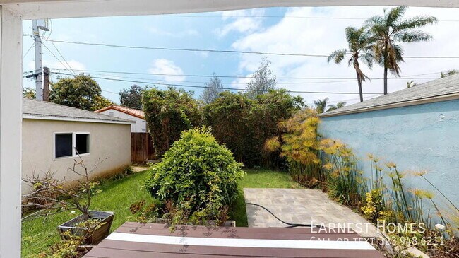 Building Photo - 2577 S Bundy Dr