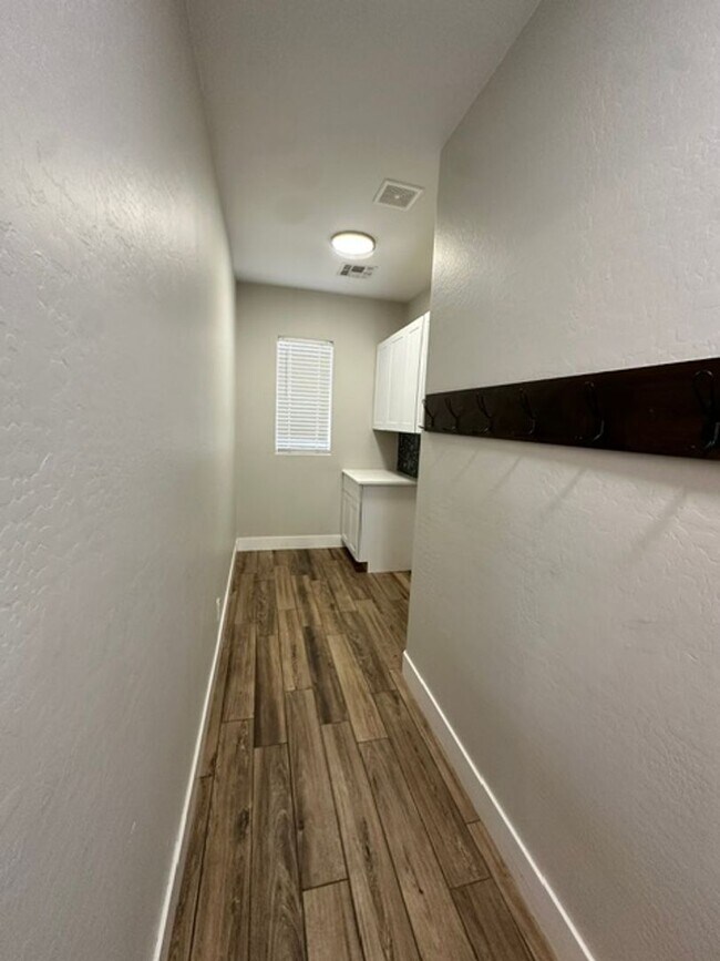 Building Photo - Beautiful Remodeled Cortina Home, 2310 sq ft, 4-bed, 2-bath home with a bonus den.