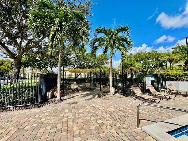 Building Photo - 640 Cypress Club Way