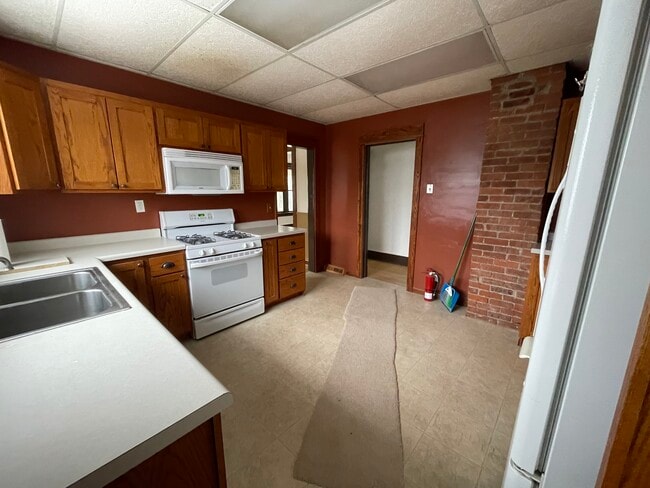 Building Photo - 422 E 10th St