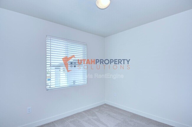 Building Photo - 967 W 540 S