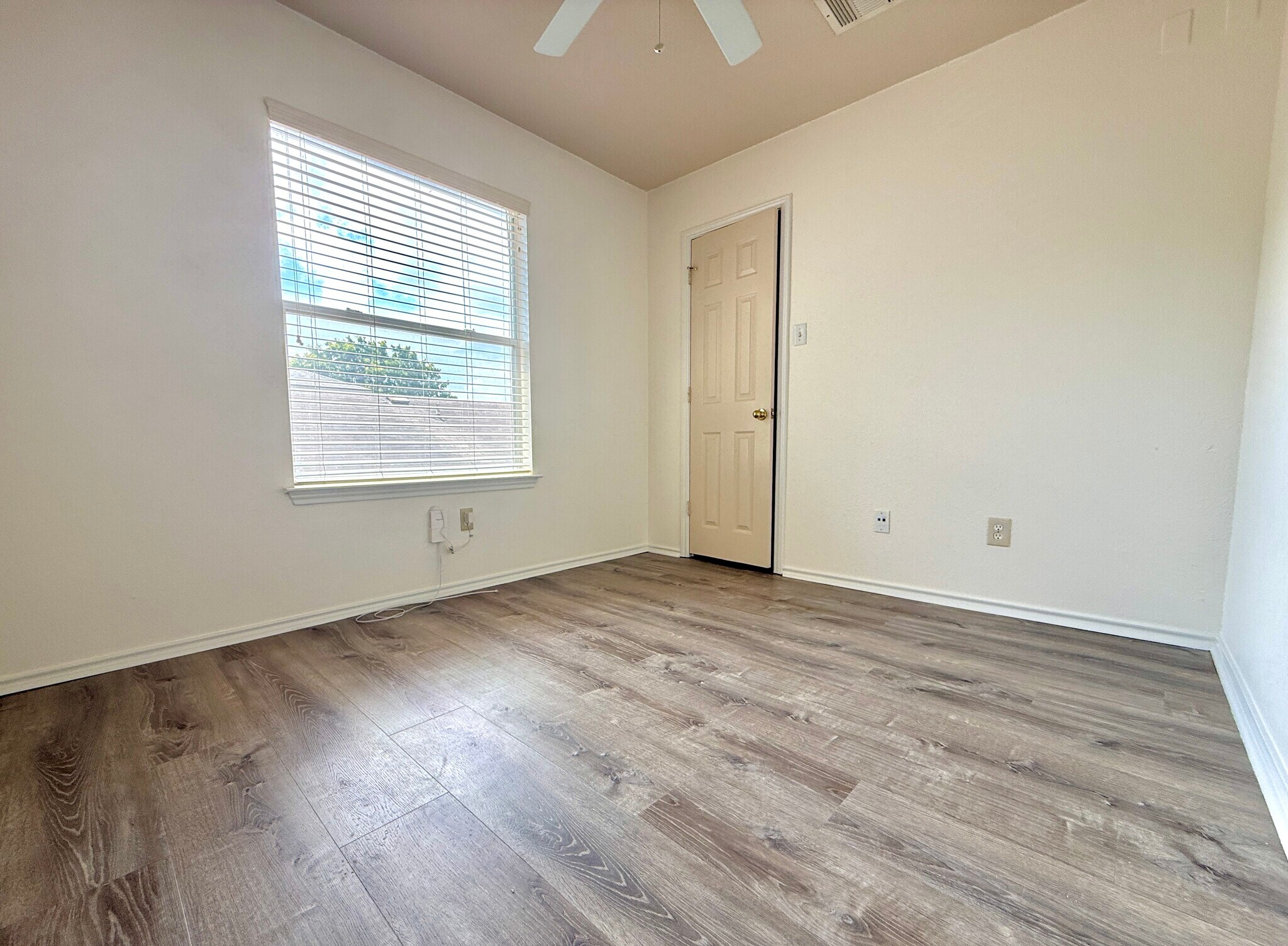 Building Photo - 913 Coronation Way