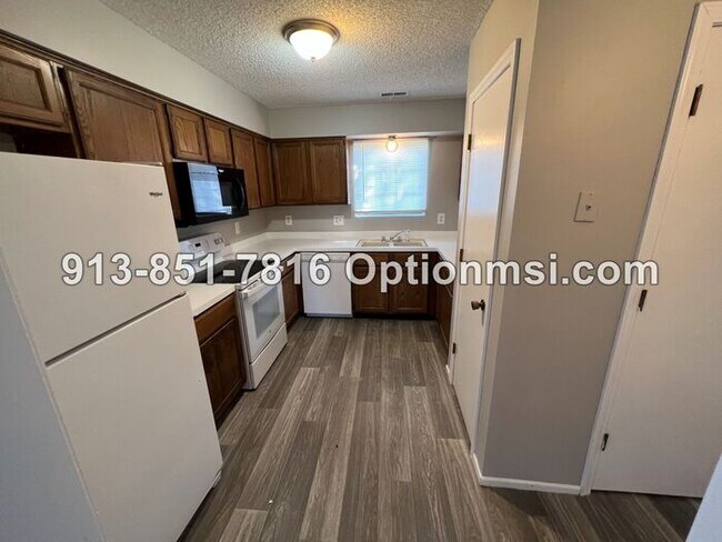Building Photo - Half duplex AVAILABLE NOW
