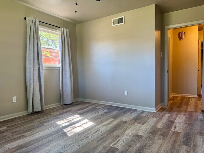 Building Photo - "Charming 3-Bedroom Gem with 2 Full Baths on 54th Street – Spacious 1,725 Sq Ft Haven in Lubbock!"