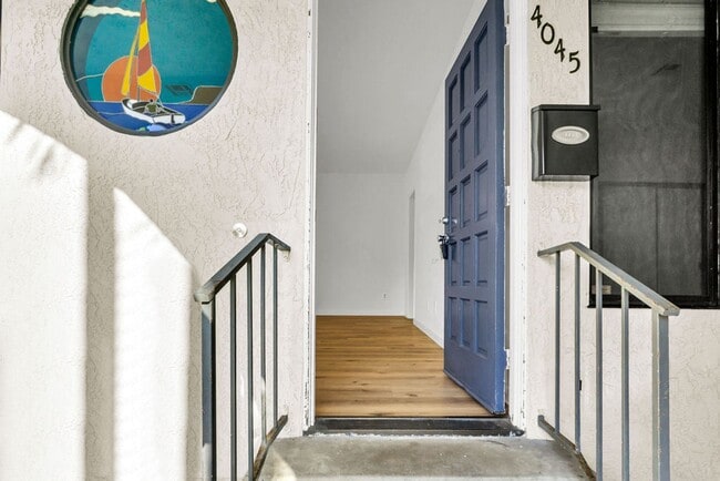 Building Photo - Great 3/2 in Crown Point!  Across from the street from bay access and available immediately!