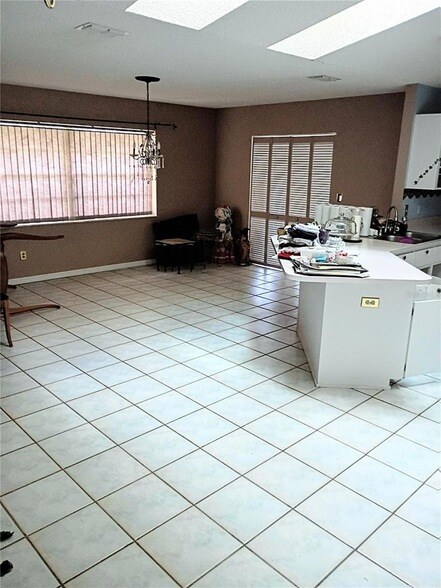 Building Photo - 564 W Central Ave