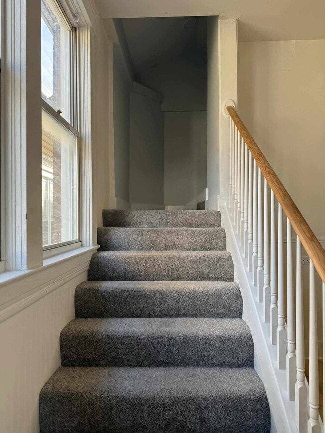 Building Photo - MASSIVE 4 bedroom, 2 bathroom house. RENOVATED