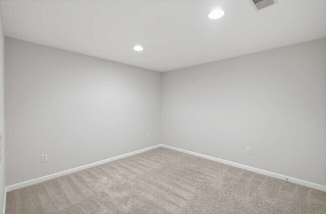 Building Photo - Elegant End-Unit Townhome with Exceptional Community Amenities