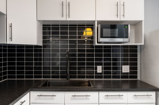 Building Photo - UPDATED LARGE BRIGHT 1800sf 3BR/2BA/1GR In...