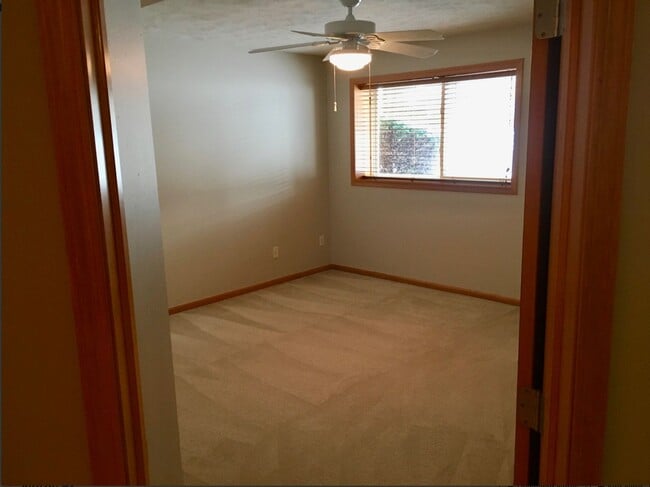 Building Photo - Adorable 2 bed 2 bath in Forest Hills Dist...
