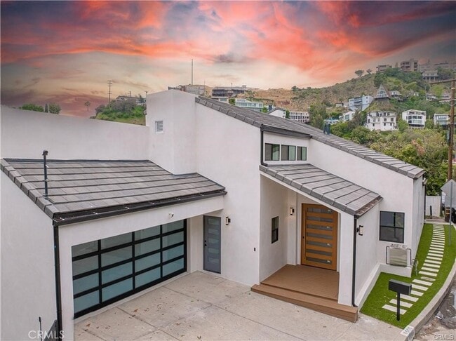 Building Photo - 8566 Hollywood Blvd