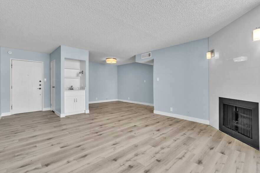 Building Photo - 725 N Royal Crest Cir