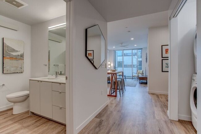 Building Photo - Luxury One Bedroom on Division near Salt &...