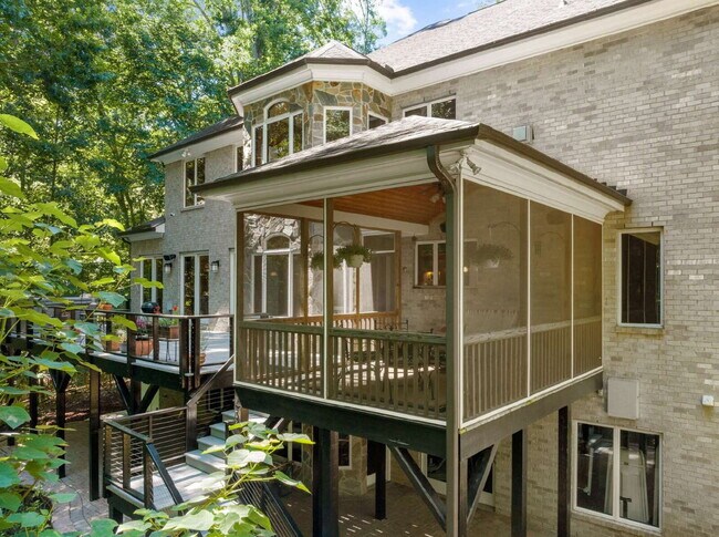 Building Photo - Luxurious 5-Bed Sanctuary with Scenic View...