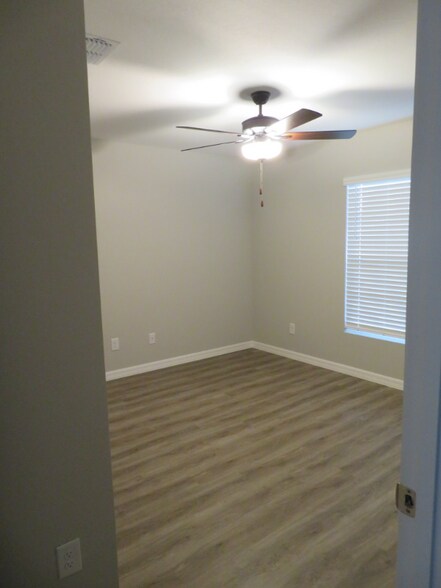 Building Photo - 2605 NE 6th Pl