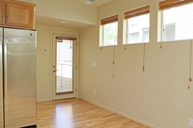 Building Photo - 321 NE Edgeway Drive