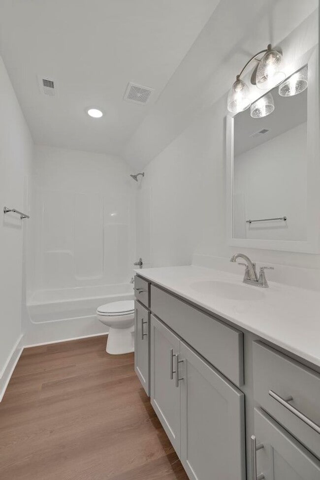 Building Photo - Spacious 3 Bedroom House with Primary Suite on Main Level