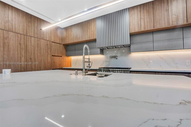 Building Photo - 6401 SW 84th St
