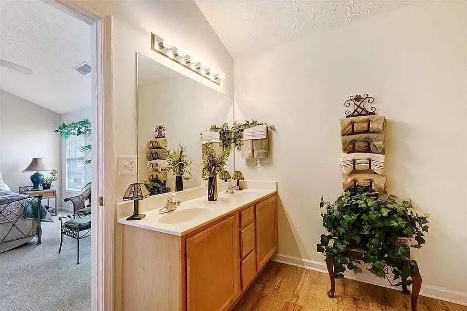 Building Photo - Room in Townhome on Kentmere Dr