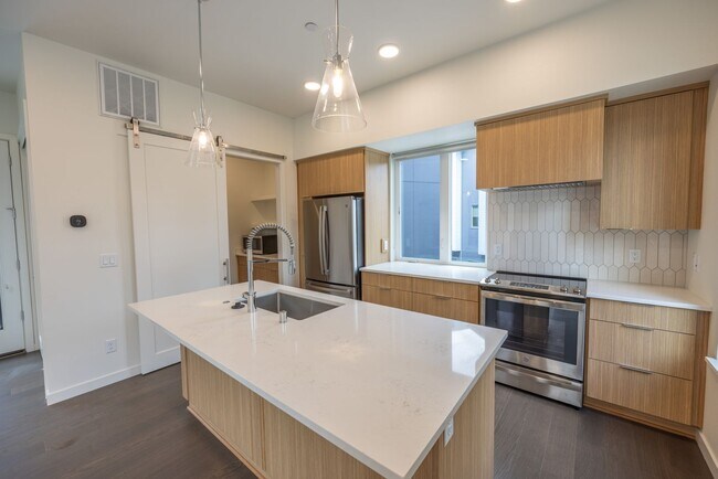 Building Photo - RIVERSIDE TOWNHOMES - BRAND NEW!