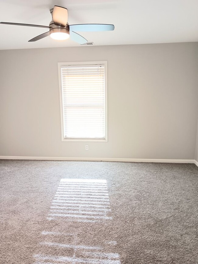 Building Photo - Spacious Condo with Modern Comforts