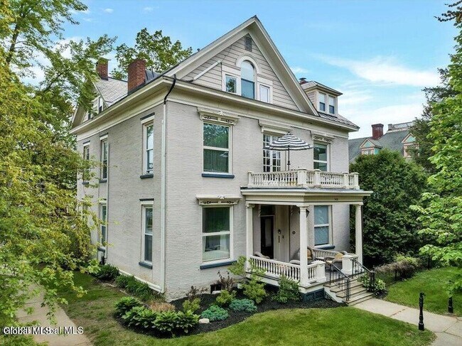 Primary Photo - 143 Caroline St