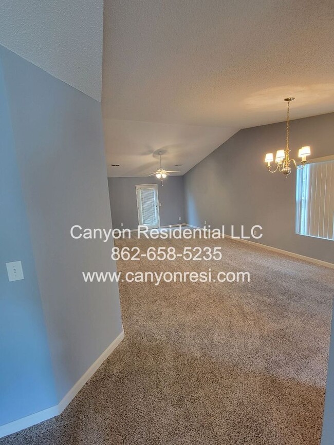 Building Photo - Beautiful 3b Room! Move in ready!