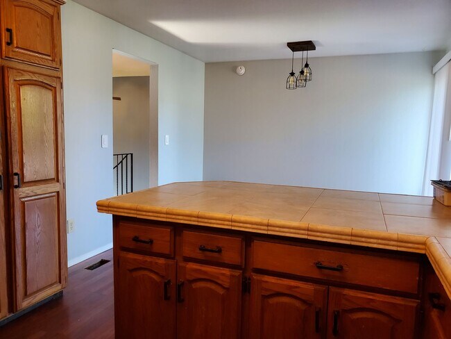 Building Photo - Versatile 4BR/2BA Split-Level South Hill H...