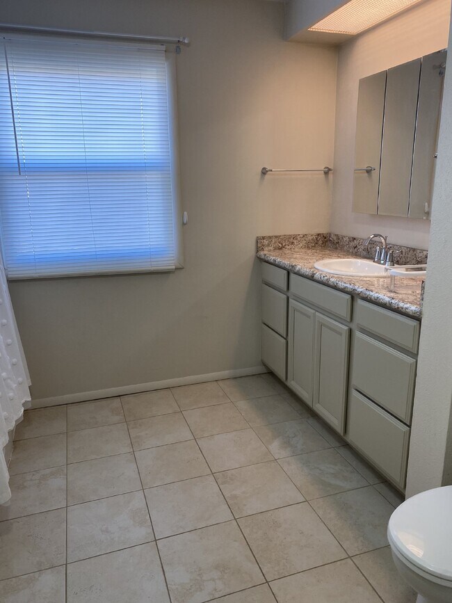 Building Photo - 3 bedroom - Hartsock