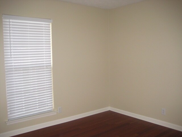 Building Photo - 1013 Victoria Ln W