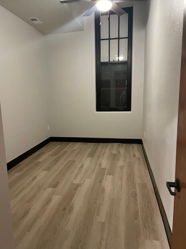 Building Photo - Central Square