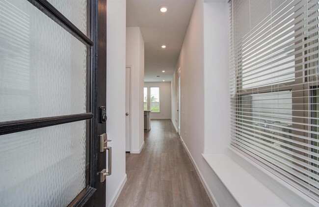 Building Photo - 4138 Balboa Dr