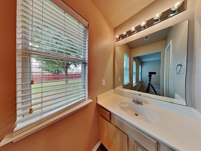 Building Photo - 2025 Hollow Creek Dr