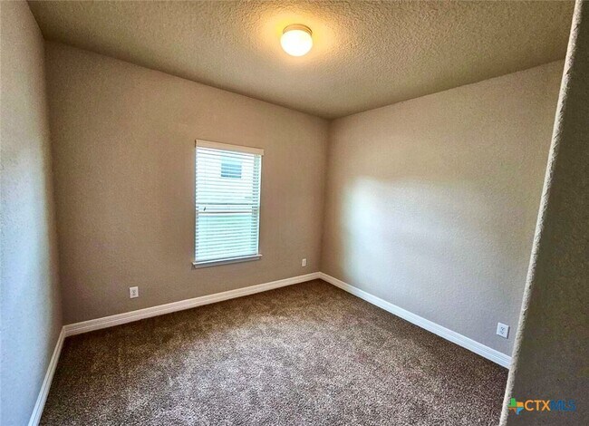 Building Photo - 729 Community Dr