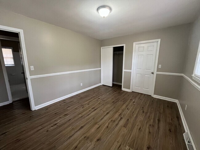 Building Photo - 4 Bedrooms, 1 Bathroom - Home in West Rome!