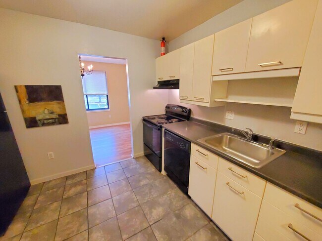 Building Photo - Sun-filled 1 Bed 1 Bath Condo With Balcony In Hawthorne Village