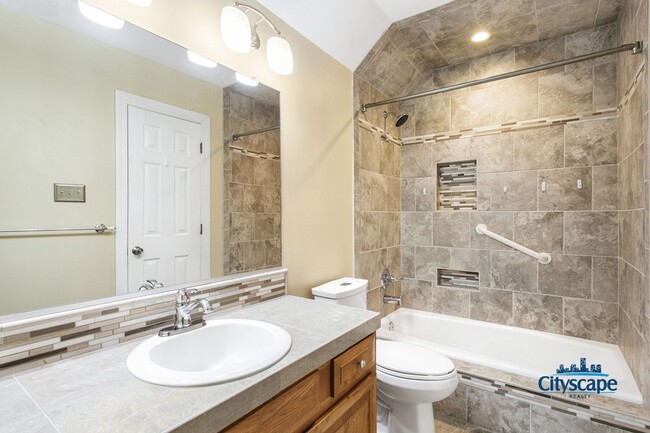 Building Photo - WONDERFUL WOODLAKE HOME WITH 1ST FLOOR BED...