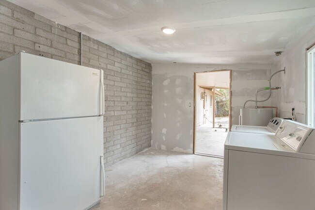 Building Photo - Modern Home with Pool in the Best ASU neighborhood